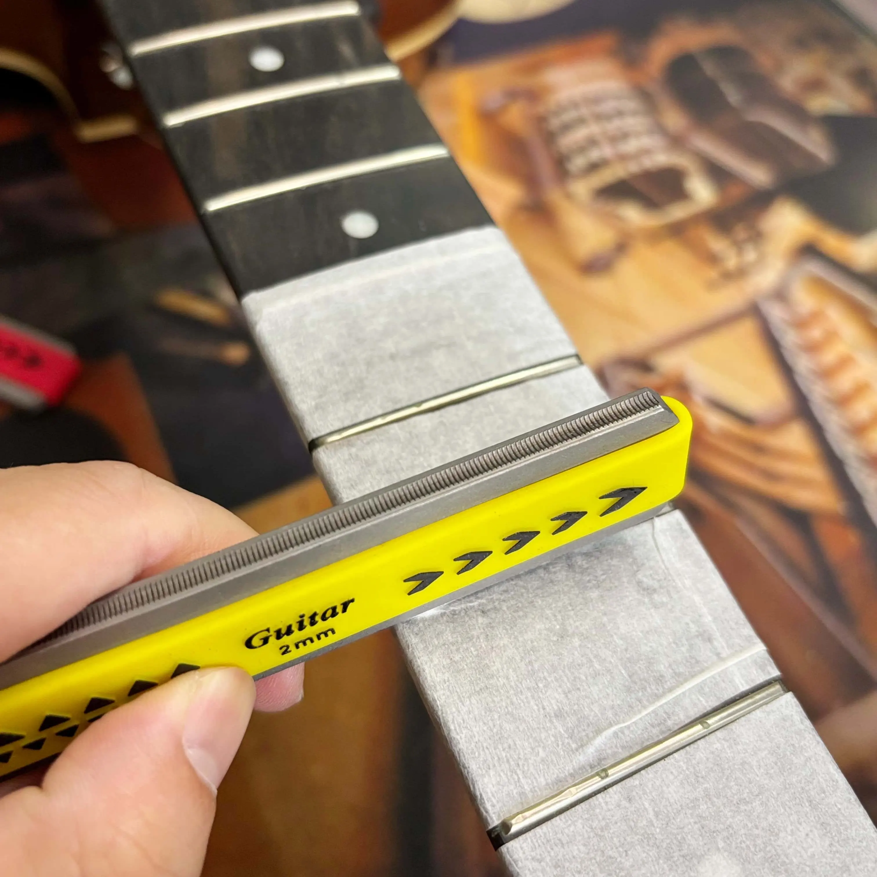 Musical Instrument With Strings - أداة تشكيل وتقويم أوتار الجيتار واليوكوليلي،
